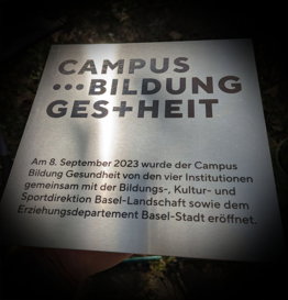 Dunkle Gravur auf Edelstahl