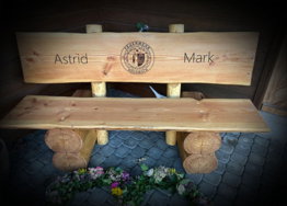 Gravur auf einer Lehne von einer Holzbank