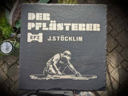 Helle Gravur auf Schieferstein