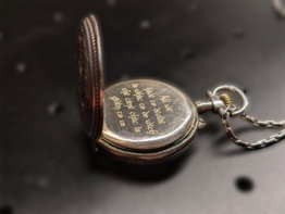 Helle Gravur auf alte Silbertaschenuhr